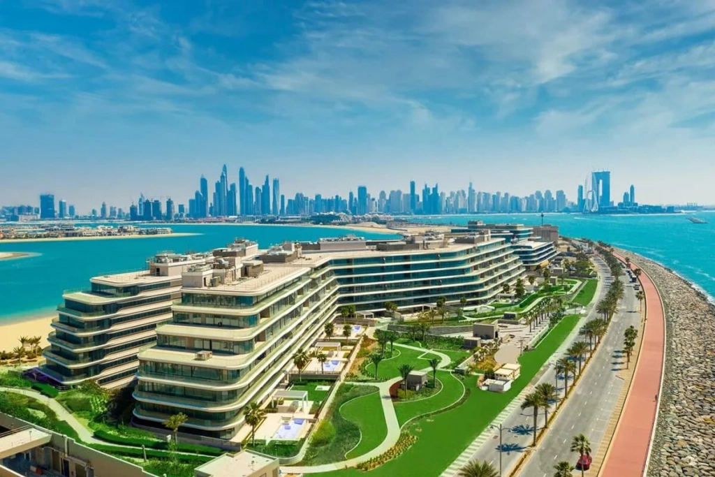 Work and Vacation in Dubai - Luxury living in Dubai: private pool villas and smart home systems.