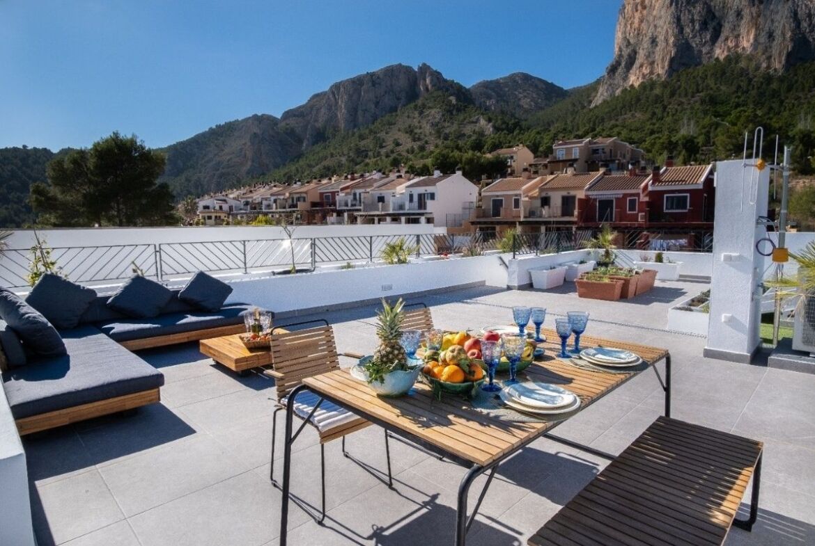 Villas for Sale in Alicante | Prestigious Coastal Living Awaits-1