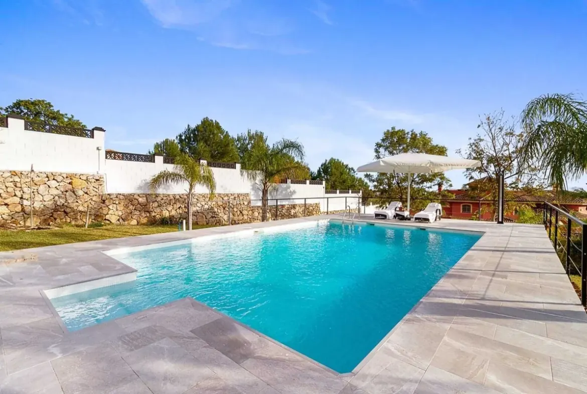 Detached Villa with Extensive Landscaped Garden in Benalmadena-2