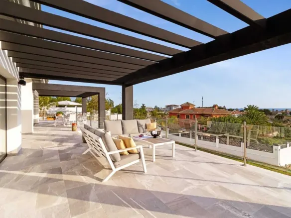 Detached Villa with Extensive Landscaped Garden in Benalmadena-1