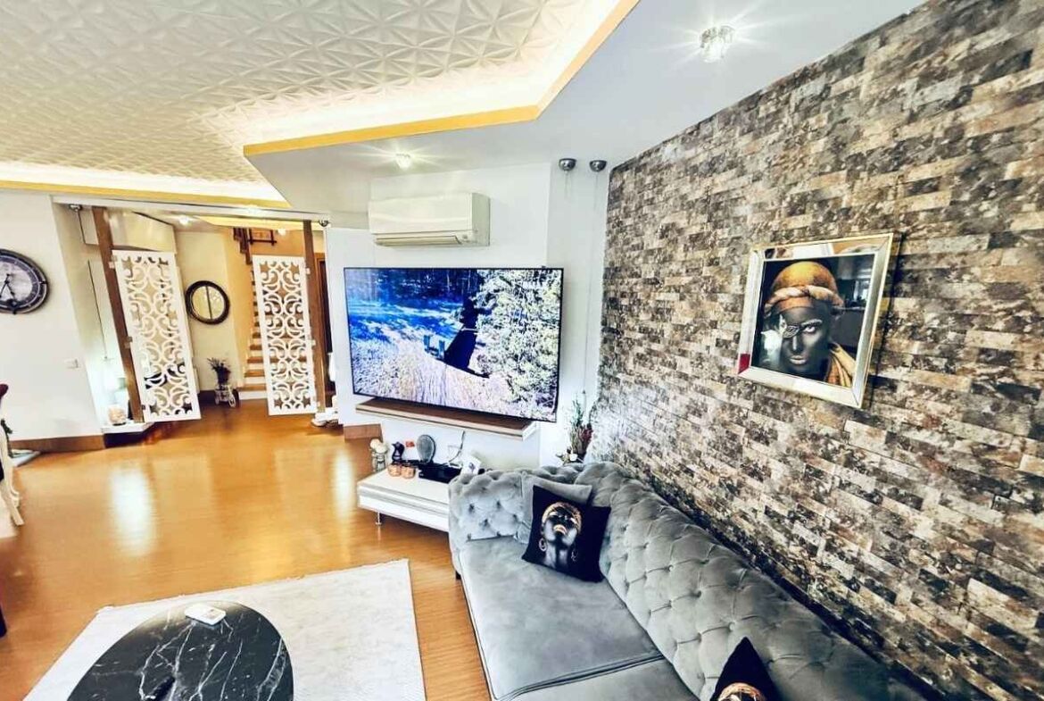 Uncali Duplex Apartment with Villa Style Privacy and Full Renovation-2